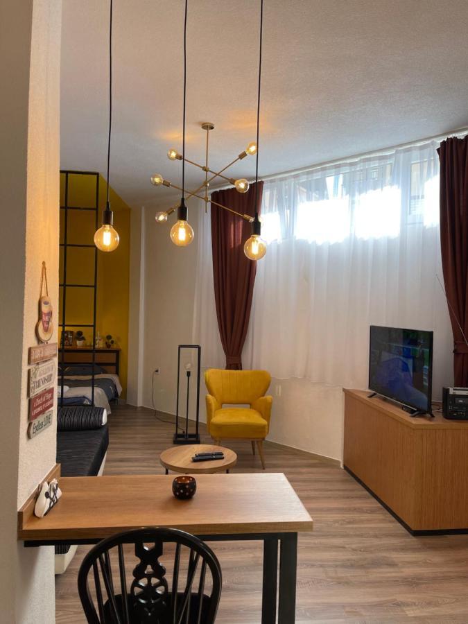 Ora-Prn, Studio Apartment In The City Centre Pristina Exteriör bild